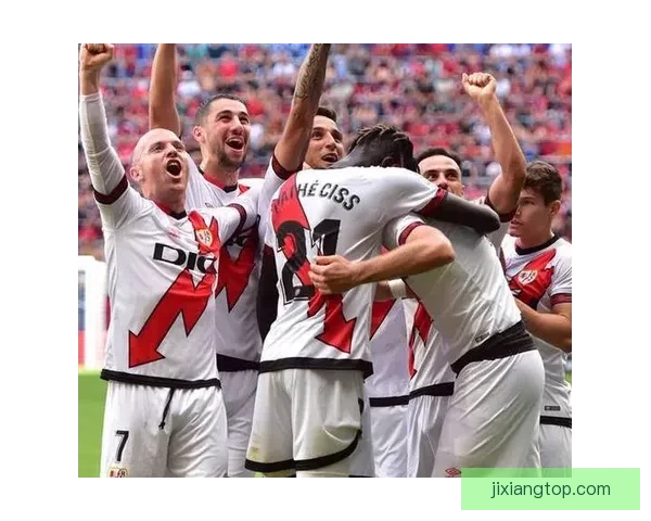 德累斯顿与赫塔球迷互掷烟火致比赛中断20分钟双方冲突引发赛场混乱